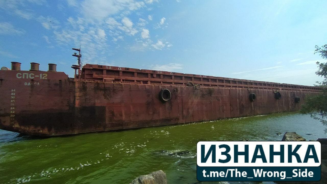 Barcaza utilizada por soldados ucranianos para una ataque a la central nuclear de Zaporiyia