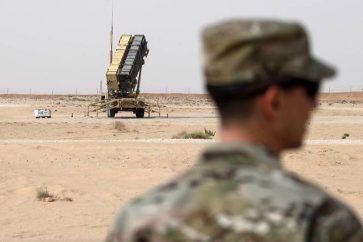 Soldado estadounidense junto a una batería de misiles Patriot en Arabia Saudí