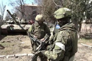 soldados-rusos-tanque