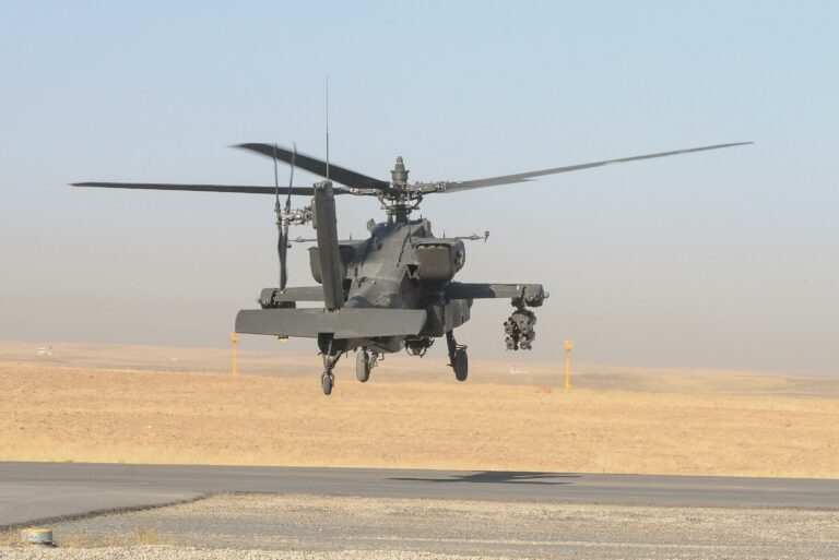 Helicóptero estadounidense en una base en Siria