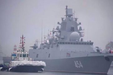 Barco ruso en el puerto chino de Qingdao