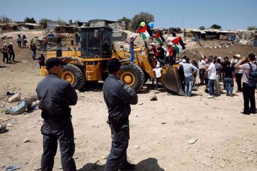 palestinos-bloquean-demolicion-aldea