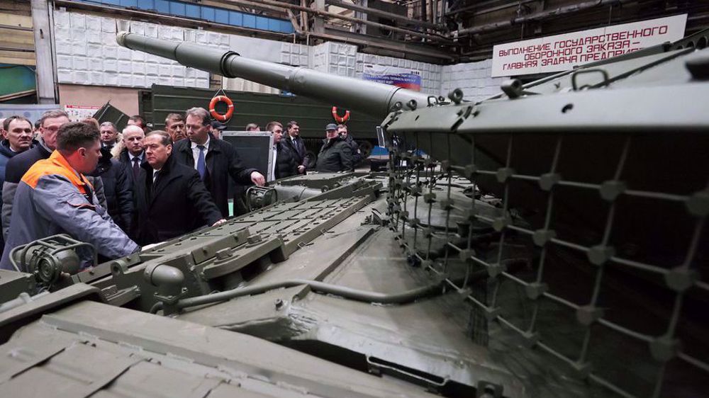 Medvedev visita una fábrica de tanques en Omsk