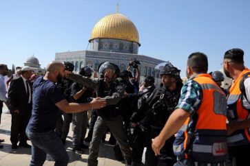 policias-israelies-empujan-palestino