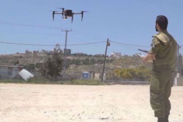 Soldado israelí manejando un dron