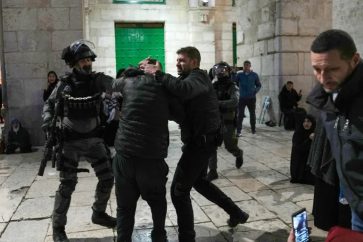 policia-ocupacion-ataca-palestinos-al-aqsa