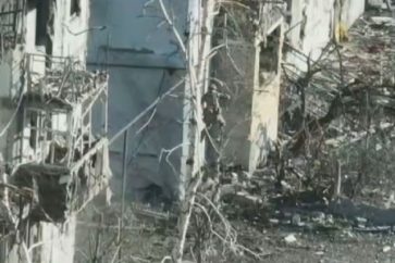 Soldados ucranianos saltan por las ventanas de un edificio al entrar en él tropas rusas