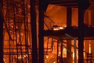 Edificio ardiendo en el puerto de Odessa
