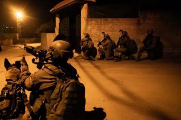 Soldados israelíes en un asalto nocturno a una localidad palestina