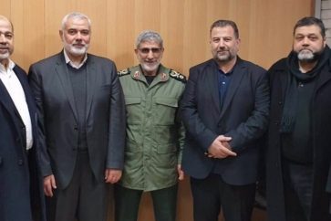 Esmail Qaani con Ismail Haniyeh y otros líderes de Hamas
