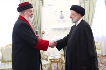 El presidente iraní, Ebrahim Raisi (dcha.), y Mar Awa Royel, el 122º Patriarca de la Iglesia Asiria de Oriente, Teherán, 15 de mayo de 2023. (Foto: President.ir)