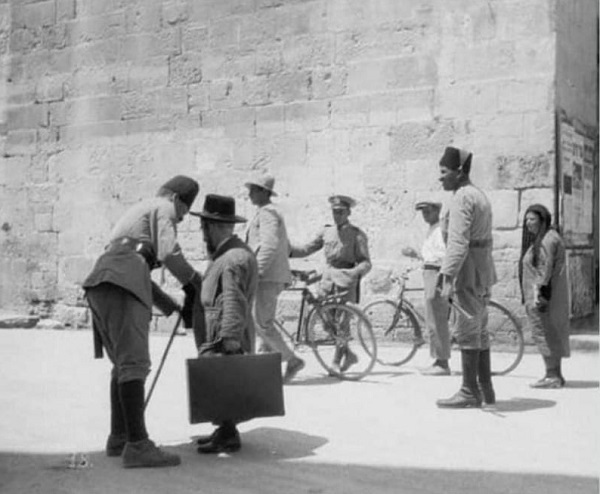 Un policía palestino registra a un judío en la puerta de Yafa. (1929)