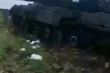 Fotograma que muestra lo que las fuerzas rusas califican como un tanque Leopard de fabricación alemana capturado en una batalla contra soldados ucranianos en la región de Zaporiyia, Ucrania.