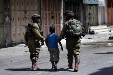 soldados-israelies-menor-palestino