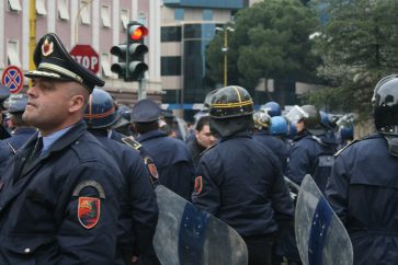 Policías albaneses