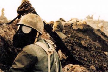 Soldado iraní con una máscara antigás en 1985
