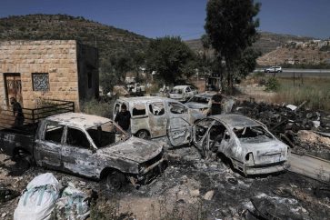 Vehículos palestinos incendiados en ataques de colonos