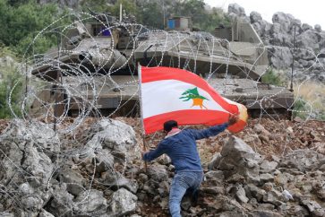 manifestante-libanes-bandera-frontera