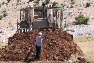 granjero-libanes-esmail-nasser-bulldozer-israeli
