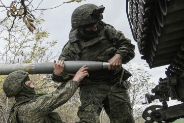 Soldados rusos cargan un lanzacohetes