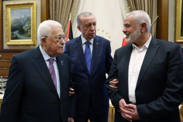 This handout photograph taken and released by the Turkish Presidency Press Office on July 26, 2023, shows Turkish President Recep Tayyip Erdogan (C) meeting with Palestinian President Mahmoud Abbas (L) and the leader of the Palestinian Hamas movement Ismail Haniyeh (R) at the Presidential Complex in Ankara. RESTRICTED TO EDITORIAL USE - MANDATORY CREDIT "AFP PHOTO / TURKISH PRESIDENCY PRESS OFFICE" - NO MARKETING NO ADVERTISING CAMPAIGNS - DISTRIBUTED AS A SERVICE TO CLIENTS
(Photo by Mustafa KAMACI / TURKISH PRESIDENCY PRESS OFFICE / AFP) / RESTRICTED TO EDITORIAL USE - MANDATORY CREDIT "AFP PHOTO / TURKISH PRESIDENCY PRESS OFFICE" - NO MARKETING NO ADVERTISING CAMPAIGNS - DISTRIBUTED AS A SERVICE TO CLIENTS