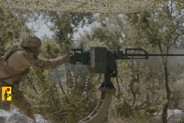 Combatiente de Hezbolá dispara una ametralladora desde un vehículo