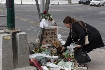 Una mujer presenta sus respetos en el sitio donde murió Nahel (Getty)
