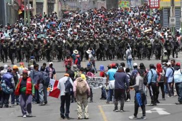 policias-manifestantes-peru