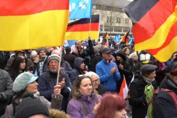 Simpatizantes del partido Alternativa para Alemania (AfD) se manifiestan contra apoyo militar a Ucrania, Núremberg, 15 de abril de 2023.