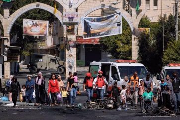 Residentes de Yenín huyen durante el ataque israelí