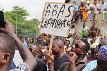 "Abajo Francia" dice en una rústica pancarta llevada por manifestatantes por las calles de Niamey, capital de Níger, Imagen: Djibo Issifou/dpa/picture alliance