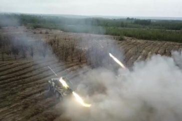 Lanzacohetes rusos disparan contra objetivos ucranianos