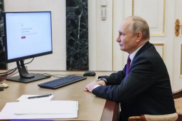 El presidente ruso, Vladimir Putin, vota en línea durante las elecciones a la alcaldía de Moscú en el Kremlin de Moscú, Rusia, el 9 de septiembre de 2023. EFE/Sputnik