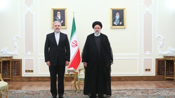 El presidente iraní, Ebrahim Raisi y lunes durante una reunión con Alireza Enayati, el nuevo embajador de Irán en Arabia Saudí