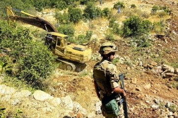 soldado-libanes-excavadora-frontera