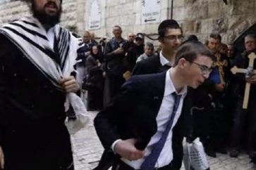 Colono judío escupe a peregrinos cristianos en Jerusalén