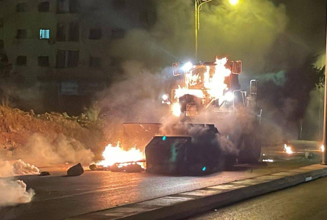 Vehículo israelí ardiendo en Tulkarem