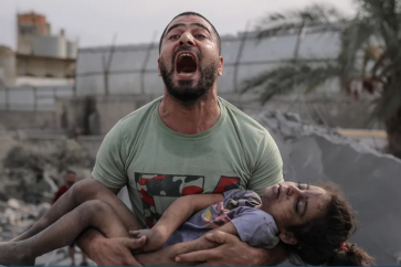 Padre palestino sostiene en sus brazos a una niña muerta en un bombardeo israelí en Gaza