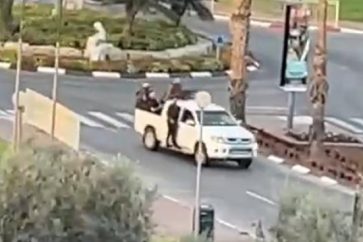 Vehículo con combatientes palestinos en una ciudad de los territorios ocupados