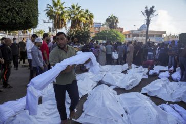 Palestinos lloran a familiares muertos en un bombardeo israelí en la Franja de Gaza, ante la morgue en Deir al Balah, el domingo 6 de noviembre de 2023. (AP Foto/Hatem Moussa)