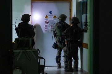 Soldados israelíes en el Hospital de Al-Shifa