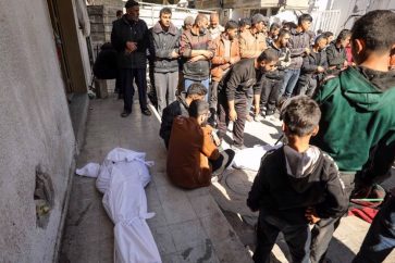 palestinos-junto-cadaver-gaza
