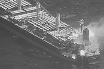 barco-atacado-misil-yemeni