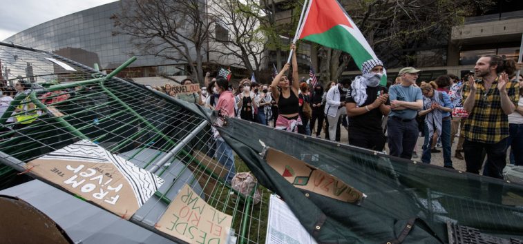  <a href="https://spanish.almanar.com.lb/970873">Neoyorquinos se manifiestan por el alto el fuego en Gaza mientras la policía intenta sofocar la manifestación de “Ira por Gaza”</a>