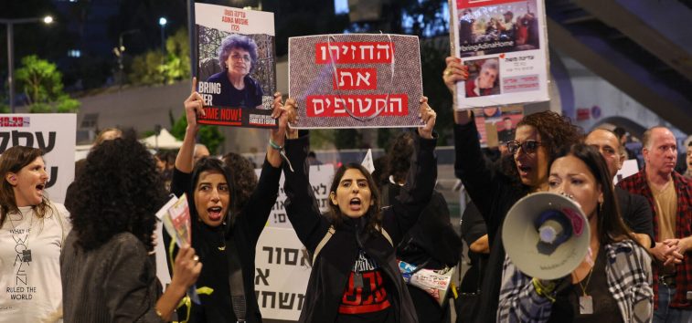  <a href="https://spanish.almanar.com.lb/967452">Familiares de prisioneros israelíes protestan frente a la sede de Netanyahu para exigir un acuerdo de intercambio</a>