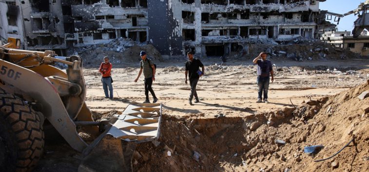  <a href="https://spanish.almanar.com.lb/972677">Descubren otra fosa común en Gaza y se encuentran cuerpos “sin cabeza”</a>