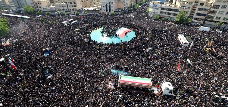 <span class="royal-cat-display">Tema del Día| </span> <a href="https://spanish.almanar.com.lb/982929">Millones de personas se reúnen en Teherán para llorar al presidente Raisi y a su compañeros</a>