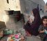 Residentes de Gaza cocinan sobre una estufa de madera