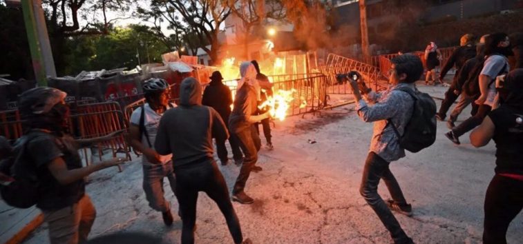  <a href="https://spanish.almanar.com.lb/988110">Manifestantes enojados incendian la embajada de “Israel” en México</a>