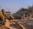 Un bulldozer israelí destruye un edificio en Gaza